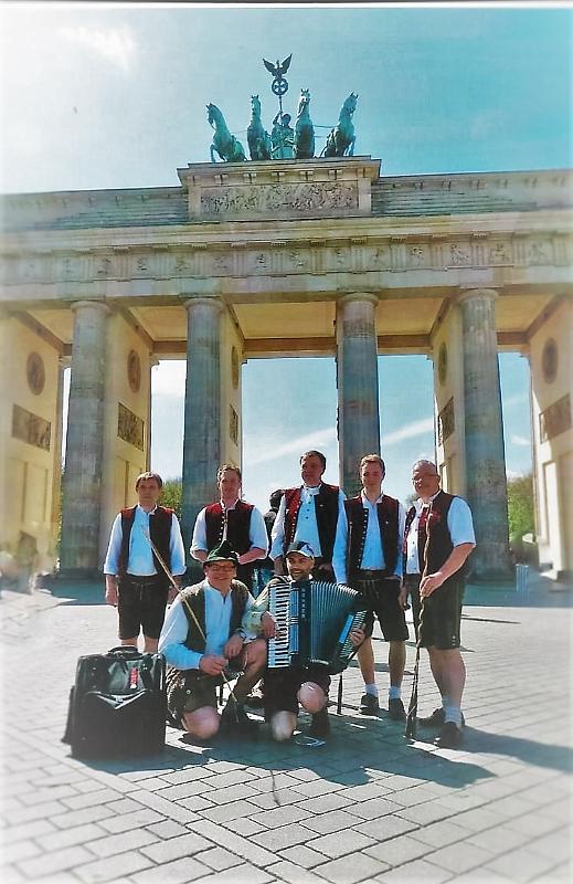 Berlin Wollomooser Goaslschnoizer am Brandenburger Tor.jpg